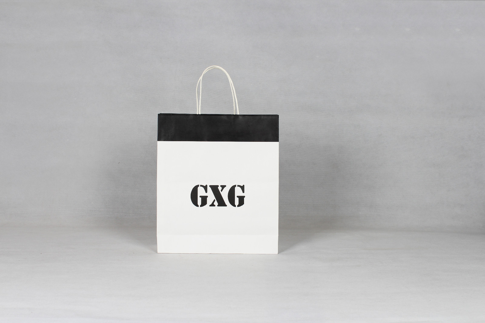 覆膜與不覆膜的服裝紙袋哪個(gè)好？